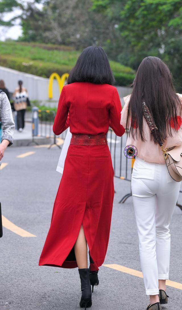 艺术|叠穿今年很流行, 美女叠穿两条毛呢裙, 穿出艺术气质和优雅范儿