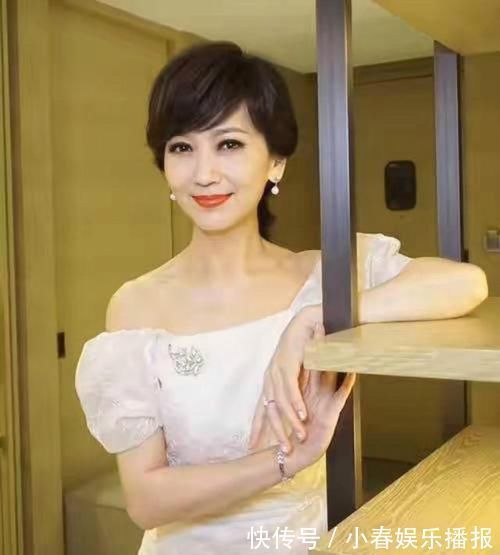 斜边刘海 年过50的女人,留什么发型显年轻?试试这3款“短发”,减龄洋气