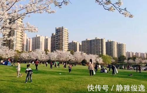 空气浴|揪心!出生40天的女婴在草坪晒太阳,被一旁玩耍的小孩踩伤头部