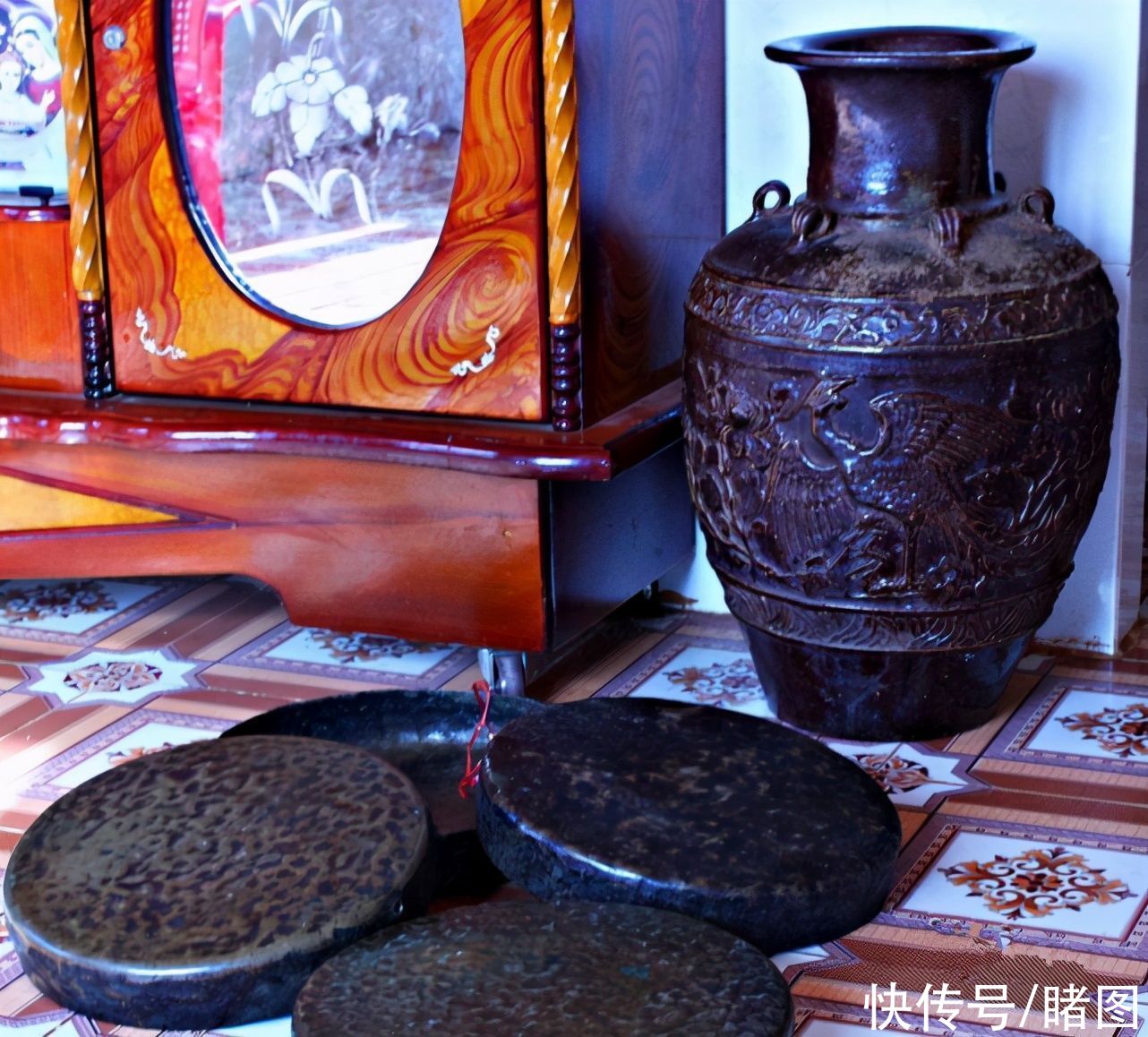  当地媒体|老人有数百件古老瓷器多少钱都不卖，称父母留的要传给下一代