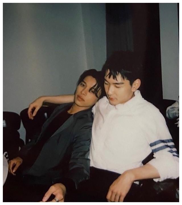 好好的恋爱综艺,变成了“男男官宣”,女嘉宾:是我们不够美吗?