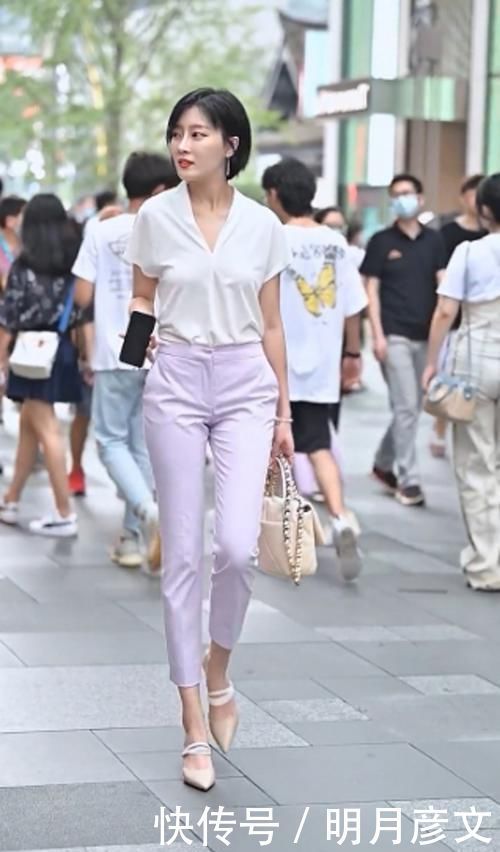 墨绿色休闲裤搭配针织衫，穿起来显瘦显气质