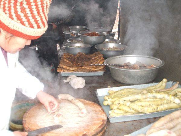 带城里婆婆到农村吃结婚酒席，看到后厨后，她说了三个字评价