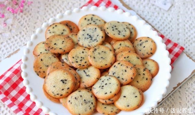 这零食用鸡蛋和面粉就能做,清香酥脆,搅一搅,烤熟就能吃,简单