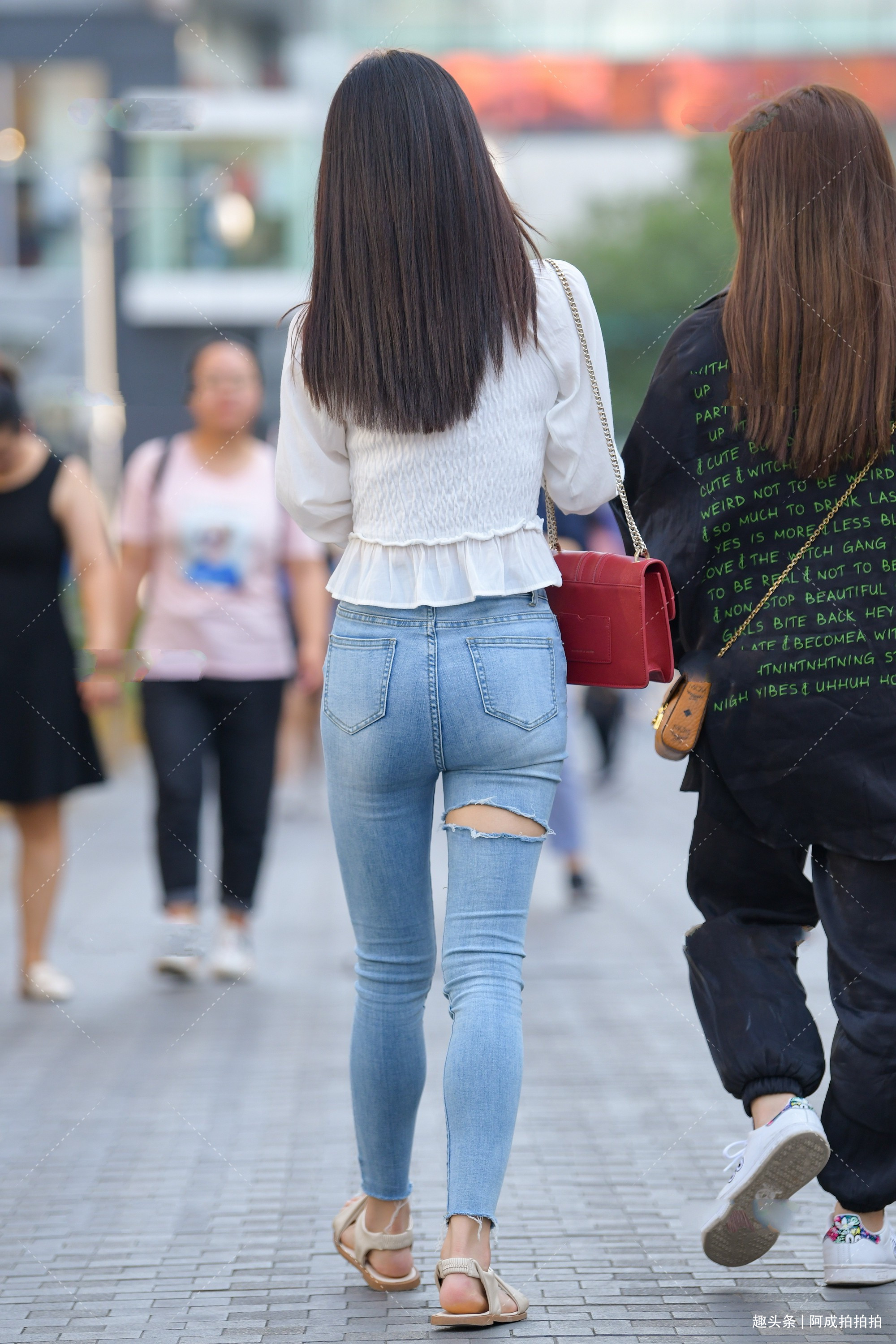 白色方领雪纺衫，初秋穿着正合适，搭配牛仔裤简单大方