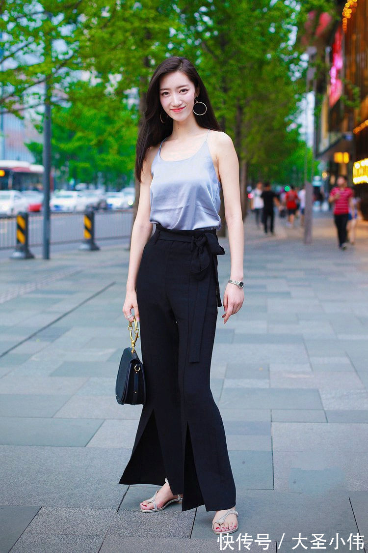 百搭|美女街拍:简约的银灰色吊带上衣,搭配黑色的阔腿裤,看着既百搭又时尚