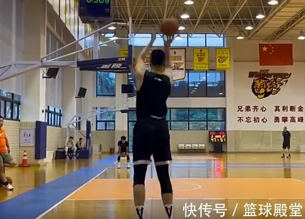 命中率|4消息!于德豪谈目标,王薪凯三分蜕变,翟逸现大学,CBA提交方案