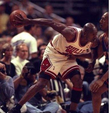 乔丹|篮球在NBA这些球星手里 总是感觉小一号!张伯伦2根手指抓球