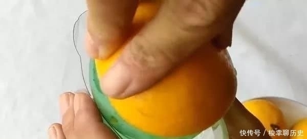 妙用|两个塑料瓶中间穿一根筷子，没想到还有这个妙用，学会了受用一生