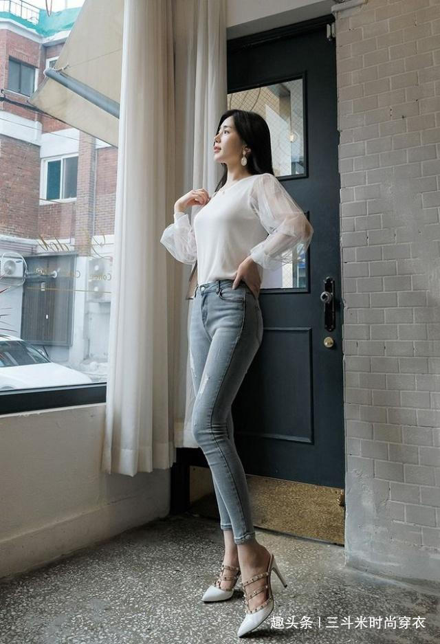 女生 气质女生搭配牛仔裤，穿出了青春魅力，优雅恬静让人心动！