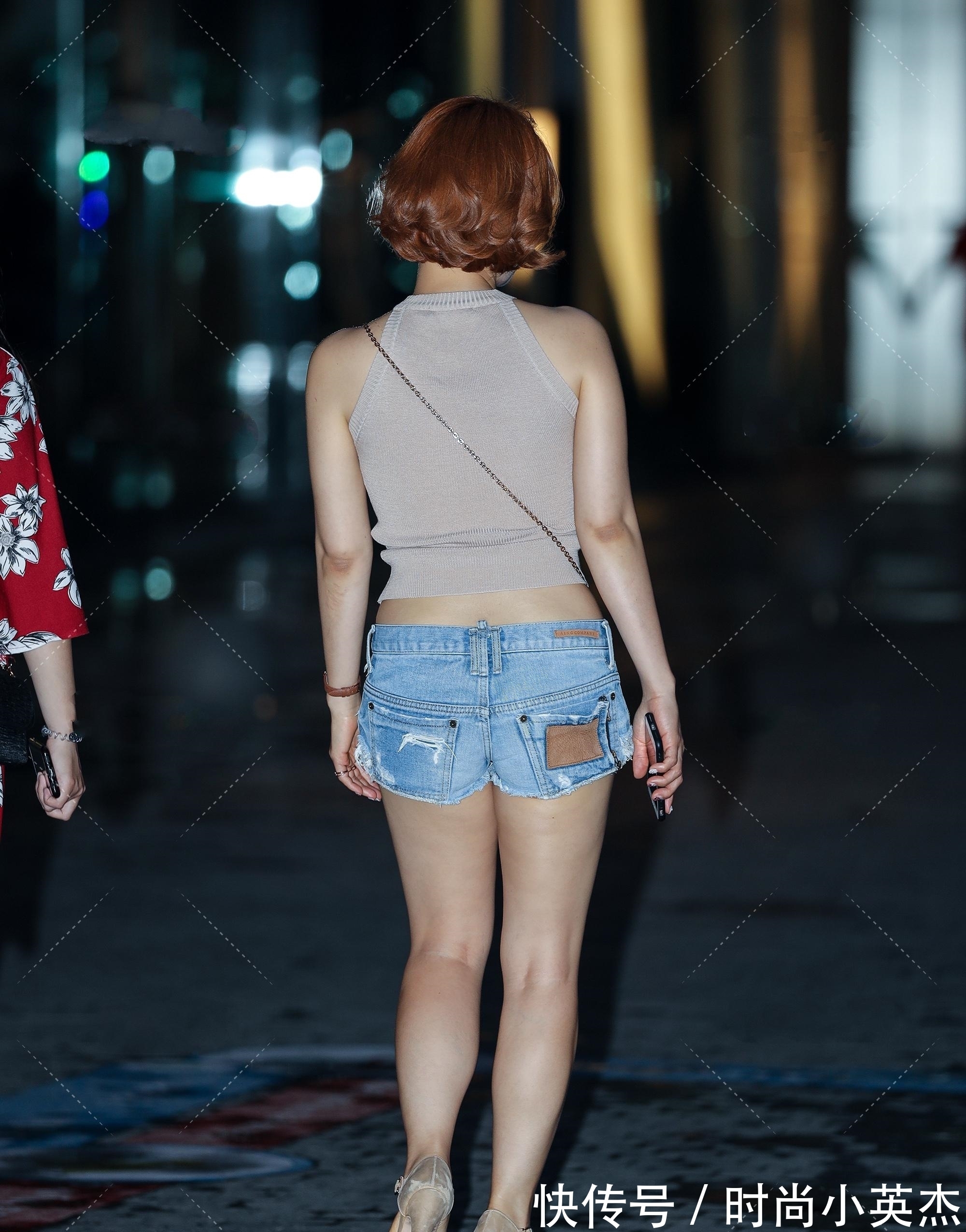 服饰 灰白色挂脖短衫,纤薄的面料让穿搭者变得更加性感美丽