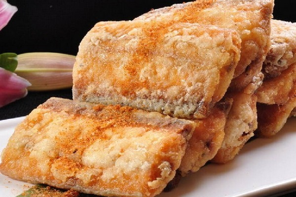  炸带鱼时，是裹淀粉还是面粉？大厨说：这样才对，口感特别好