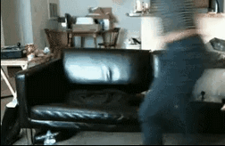 |搞笑GIF:本来想给女友一个惊喜 没想到中间出了点意外