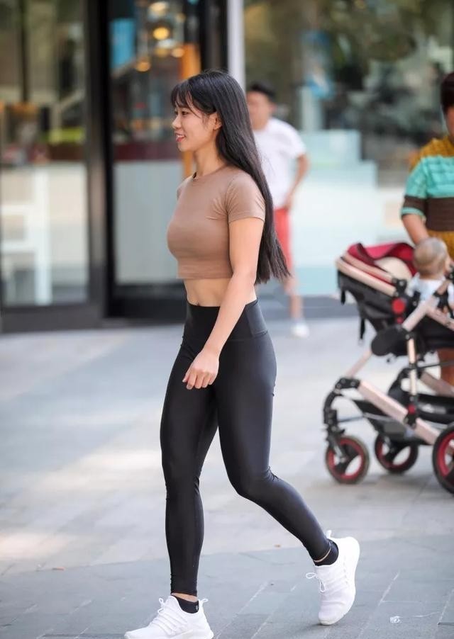 秀美|街拍性感紧身打底裤小姐姐,嫣然一笑,更显秀美多姿