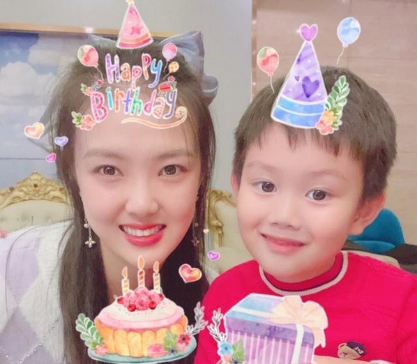 张常宁|张常宁豪宅内庆祝26岁生日!小侄子可爱母亲美丽,老公隔空送祝贺