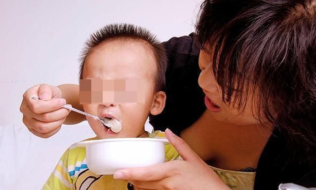 摄入量|婆婆质问宝妈：为什么不给宝宝吃盐？妈妈回怼：孩子还不满一岁