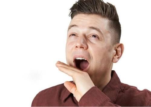 起床|起床时,身体出现3种“表现”,或是中风的前兆,尽快就医才好