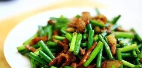 炒蒜苔,一定不要直接下油锅!少了这1步,蒜苔不香不嫩不入味