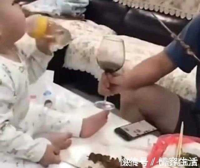 妈妈|父子俩趁妈妈不在家，偷偷撸串，“干杯”的样子像多年的兄弟