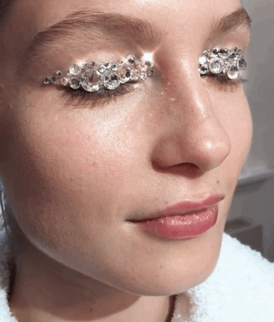 糖葫芦|小姐姐是梦见吃糖葫芦了吗?网友:口红都快给你吃完啦!