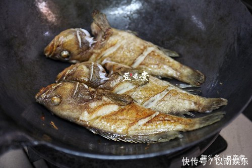 煮鱼汤时,要记得这两个步骤,才能奶白好喝,鱼肉还鲜嫩好吃