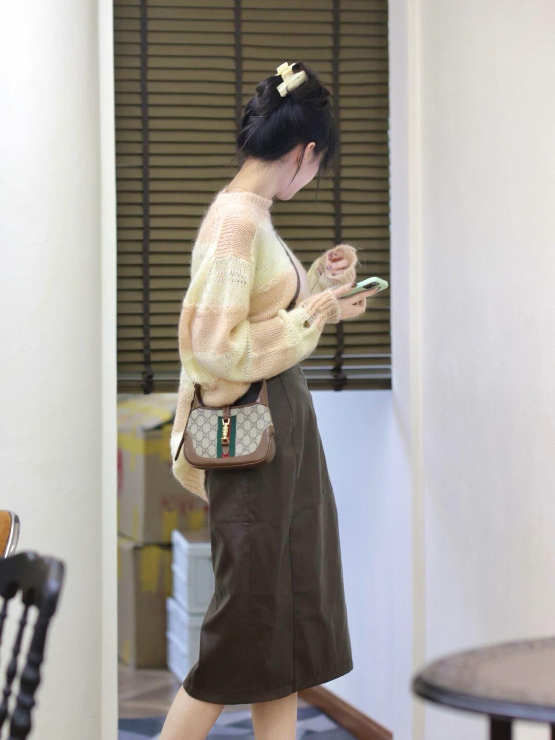 身材 哪怕你没有身材上的焦虑,也别穿紧身衣,这4款毛衣够你用