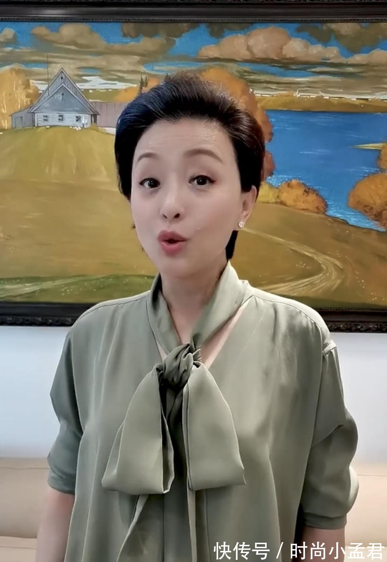 掀起刘海|53岁杨澜真老了,穿蝴蝶结衬衫过母亲节脸瘦了一圈,掀起刘海黑眼圈鱼尾纹太明显