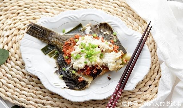我家蒸鱼从不用料酒,两种食材放鱼上,蒸一蒸,味道又鲜又香