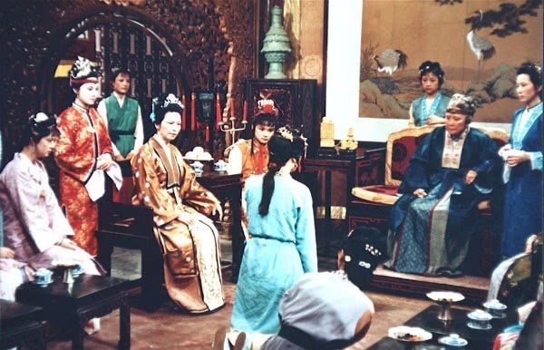 王夫人|贾母真没替鸳鸯打算吗?她对王熙凤开的玩笑,透露了内心想法