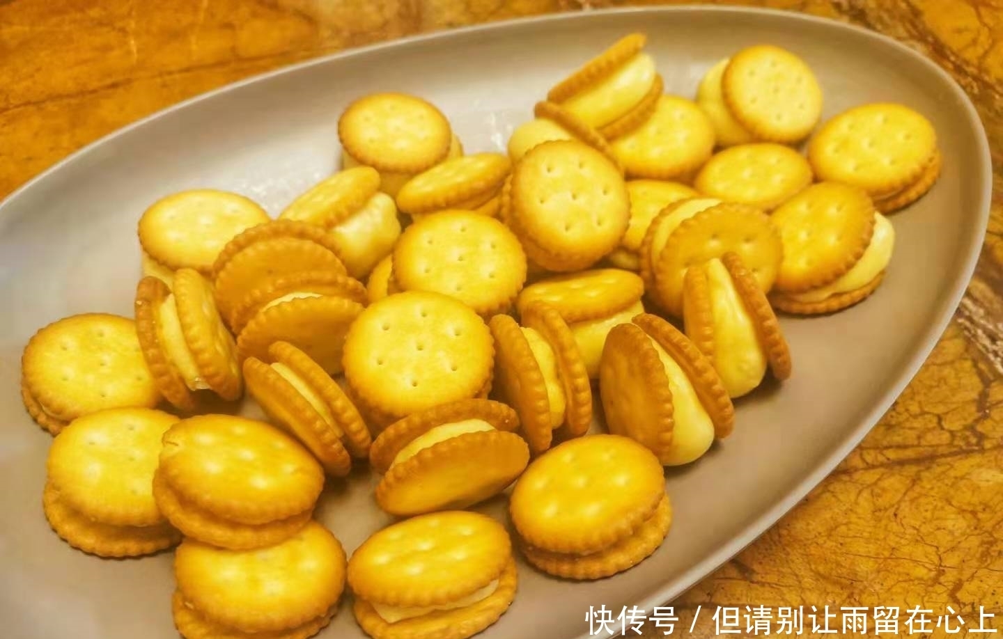 过年的小零食不要买,脆中带韧的奶香牛轧饼干,自己做简单方便