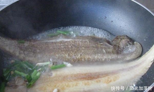 不粘锅|煎鱼时,不要直接用油煎,再加1步“它”,不粘锅,还要闻