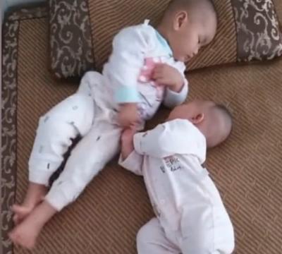 宝宝们|看到弟弟饿了,哥哥竟模仿妈妈,看了笑得直不起腰来