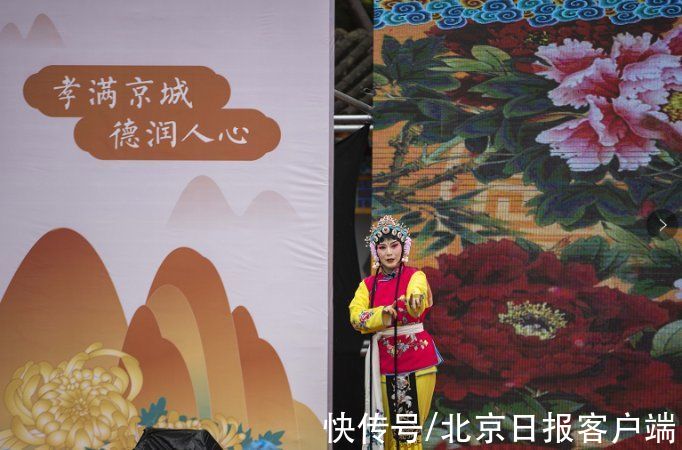 公园#免费赠面、民俗互动、健康咨询，老人逛公园过重阳