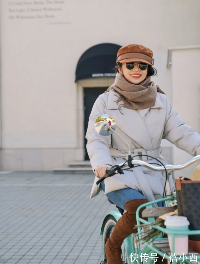 奔三奔四的女人,建议多穿“羽绒服”,下搭牛仔裤、半身裙真时髦