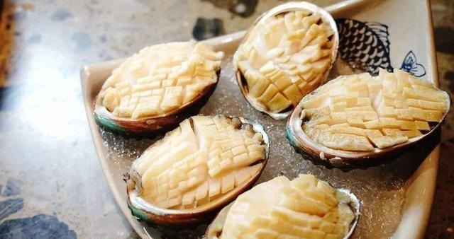 鲍鱼到底有多脏？厨师用刷子刷了5分钟，切片吃一口：太嫩了