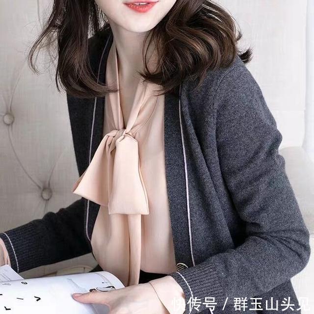 45-66岁女人,入秋建议多穿这“针织开衫”,不失典雅,穿出知性