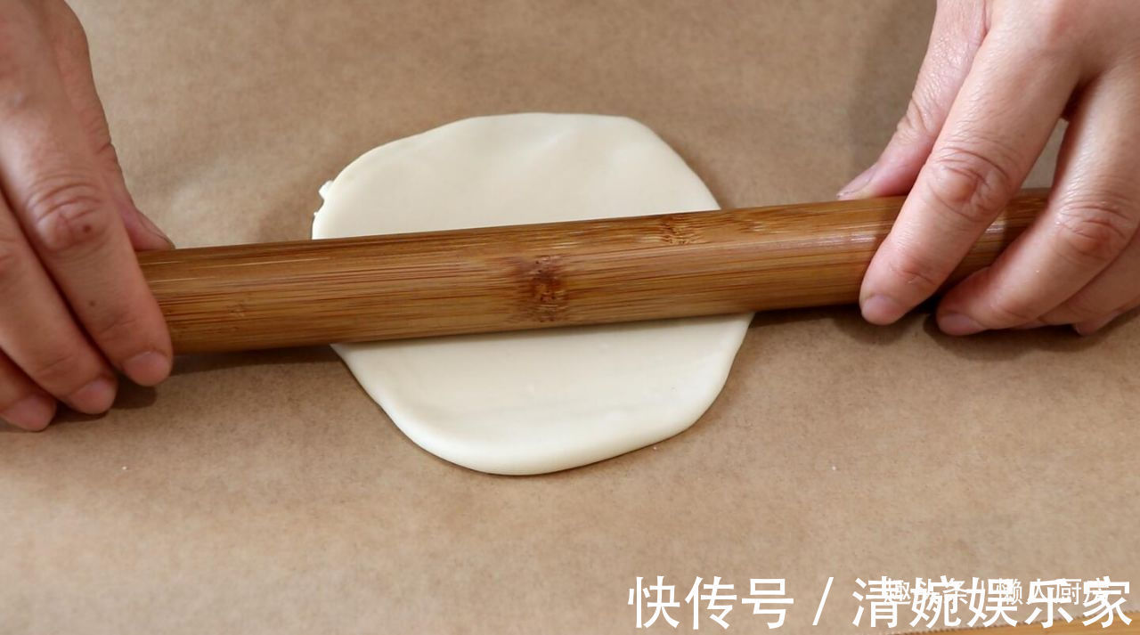 薄饼|别给孩子买薯片吃了，教你薄饼的新做法，不用油炸，比薯片还酥脆