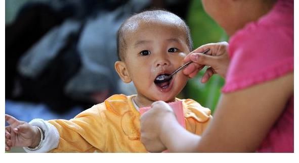 睡眠质量|儿科医生劝告:娃再馋,这3种零食也少给娃吃,易伤脾不长个