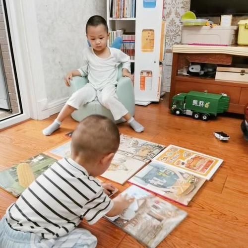 pyq|一年陪俩娃读了3000本书，身为职场妈妈，我总结了4点经验