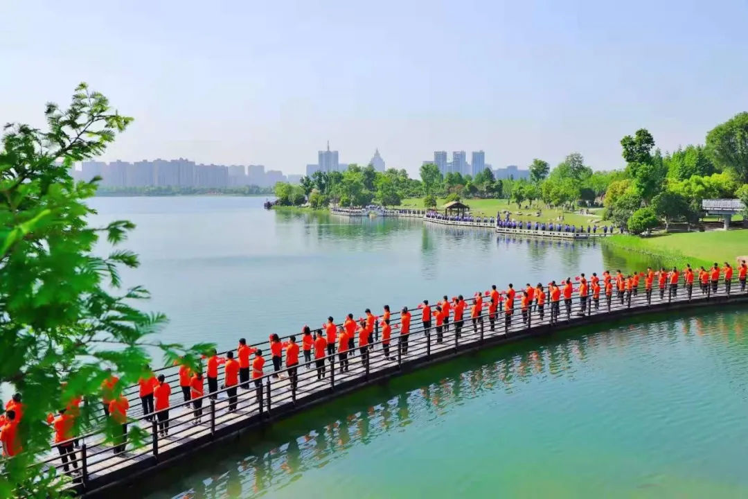 凤凰湖畔，同唱一首赞歌！