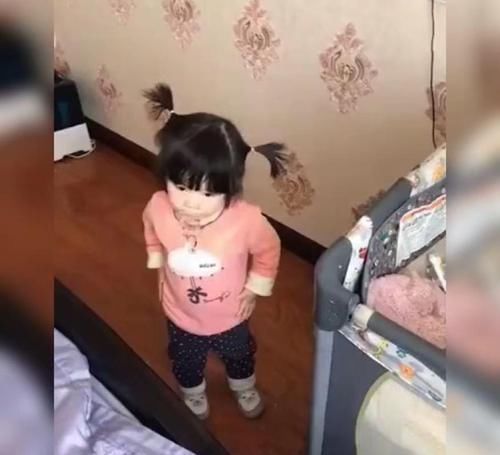 大宝|姐姐去找妈妈,看到眼前的一幕却“懂事”地转身离开,网友:心疼