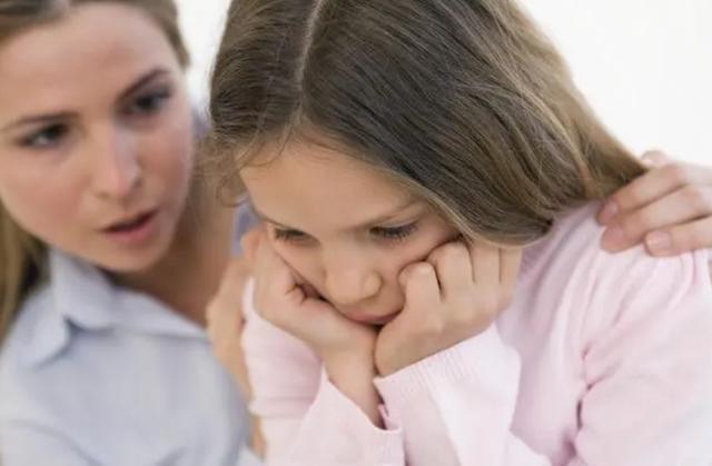 老黄|儿子姓“黄”,上学第一天就哭着回家,抱着爸爸痛哭:我要改名