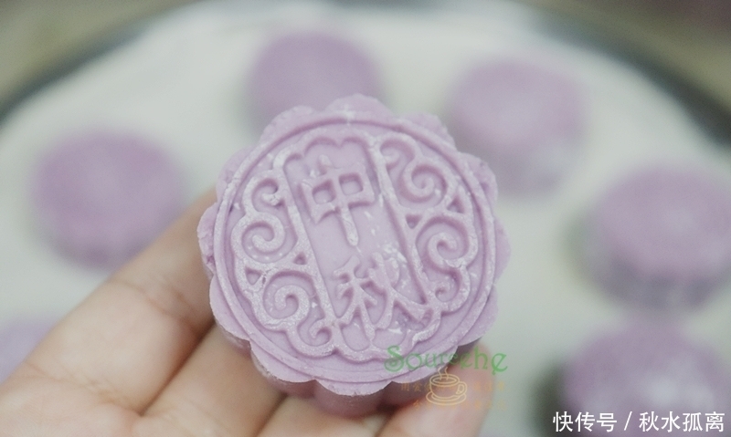 糯米粉|月饼新做法,比冰皮月饼简单,比广式月饼少糖,软糯香甜很好吃!