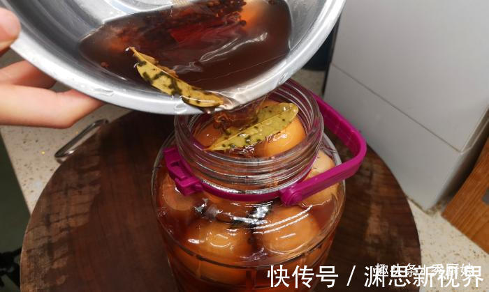 鸡蛋|腌鸡蛋只放盐大错特错,最后一步加点它,鸡蛋不臭,个个起沙流油