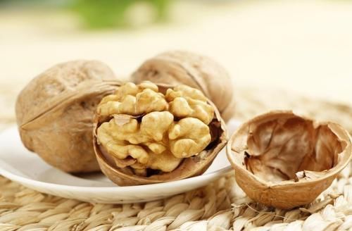 白开水|四种食物可能“自带”黄体酮,女性常吃,或许会让身体年轻一些