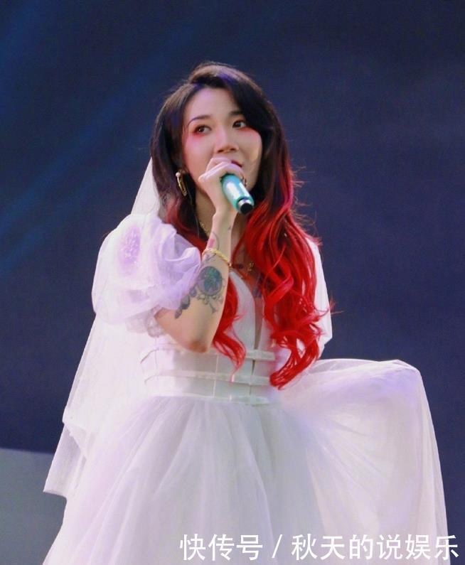 生图|乃万把头发染成红色,穿上洁白的婚纱,无滤镜生图曝光:一眼万年