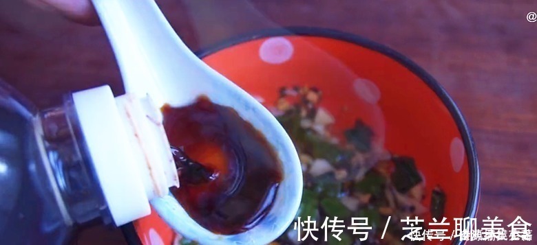 黑暗料理|皮蛋放锅里蒸一蒸，饭店一份要48，在家成本8元，待客有面子