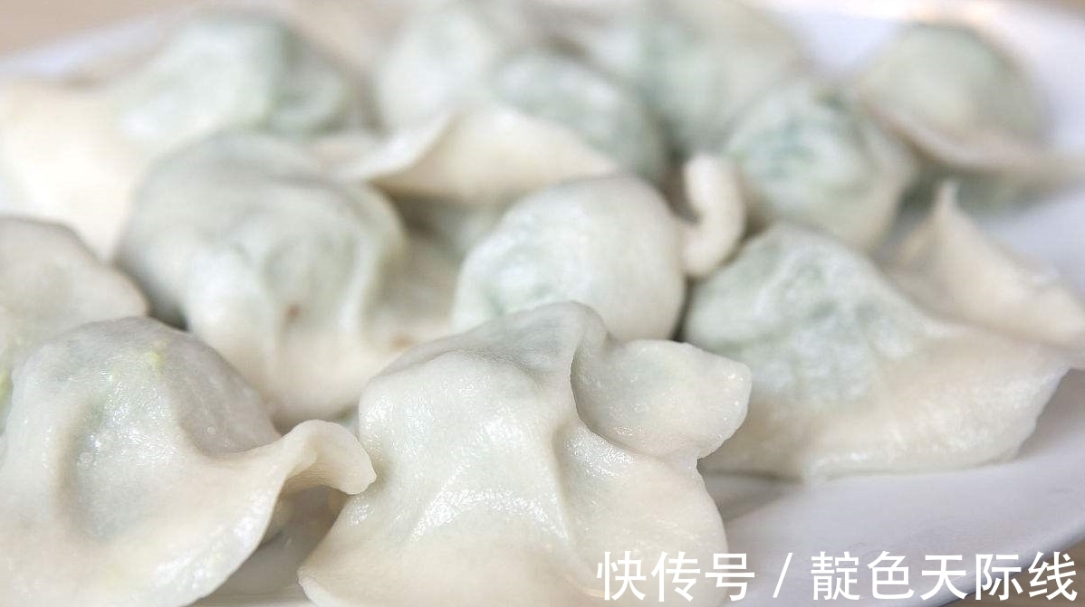 煮饺子,水开了别急着下锅,多加“这一步”,饺子不破皮不粘锅!