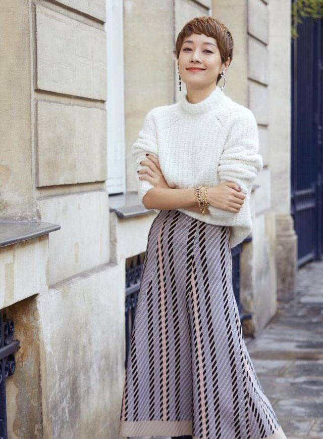 优雅|40岁左右的女人别毛衣配裤子,学马伊琍毛衣“新搭配”,很高级