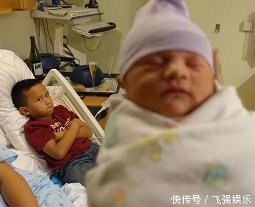 爸妈|儿子当众“痛斥”爸妈偏心妹妹,看清妹妹脸后,网友:很难不偏心